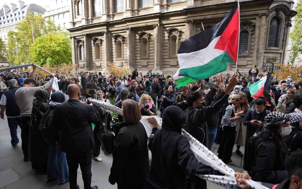 Review finds nearly 3 in 5 Jewish students in England report antisemitism